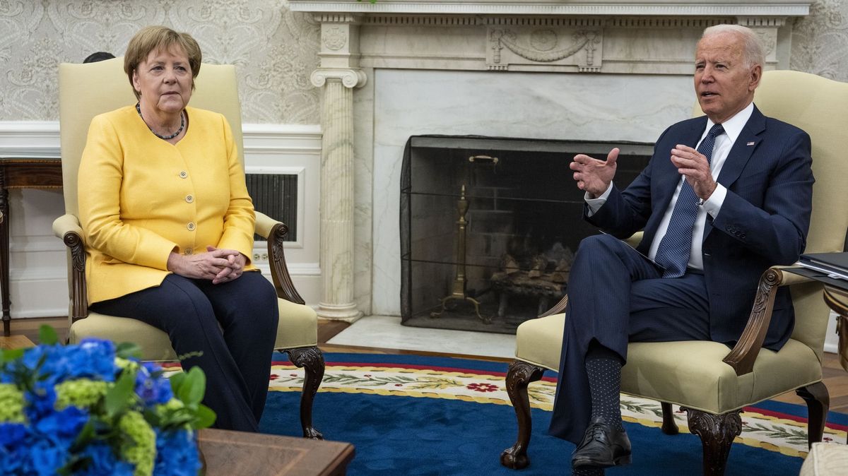 Merkelové naposledy. Vtipkování Bidena i hlavní, ožehavé téma